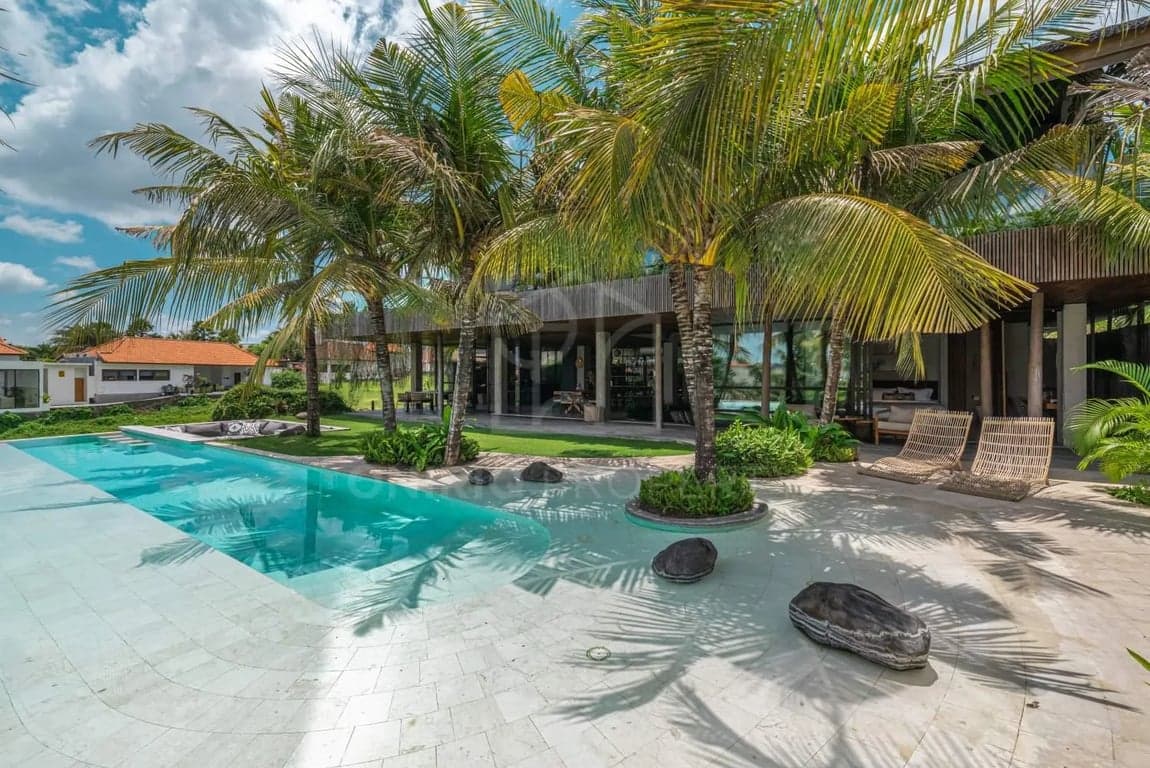 Oniriq Spotlight: Top Designer 8 Bedroom Luxury Villa in Canggu